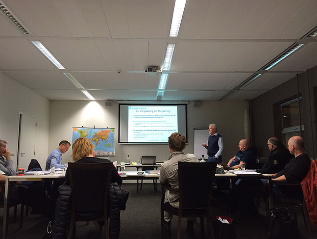 Groepsles in een lokaal met een digibord.