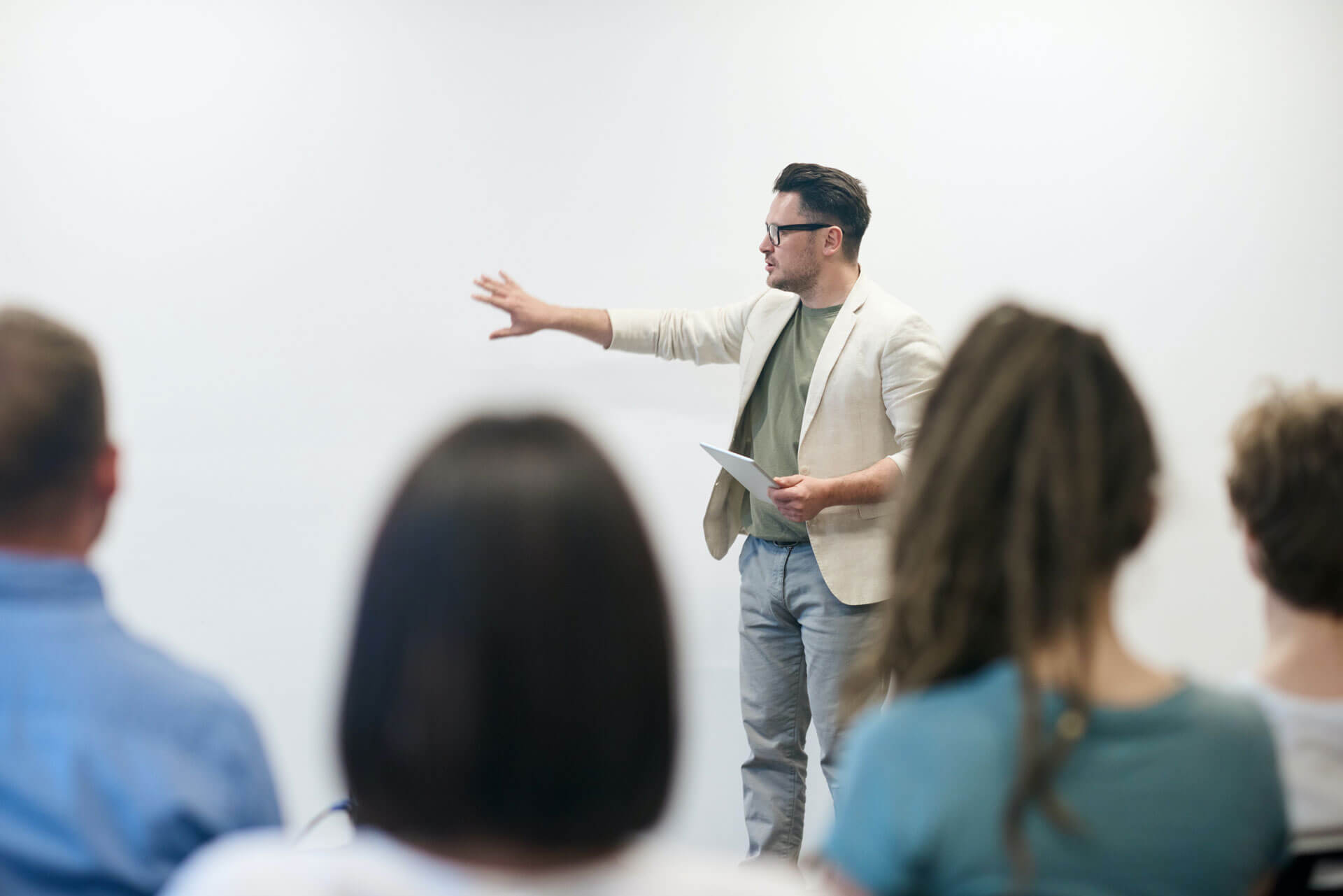 Meneer spreekt voor een groep studenten.